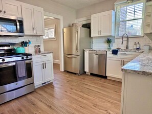 Fridge, microwave, oven, stovetop - Park view ⁞ Porch swing ⁞ Game room ⁞ 2BA ⁞ Manchester Manor (Parma)