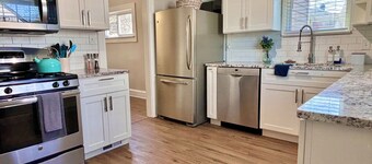 Park view ⁞ Porch swing ⁞ Game room ⁞ 2BA ⁞ Manchester Manor: an elegant escape