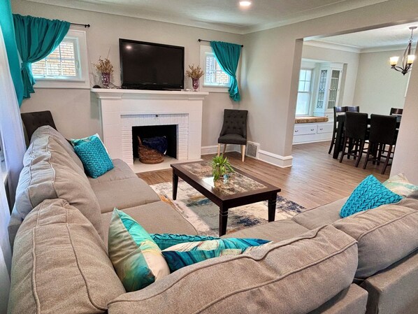 Smart TV, fireplace, video games, table football - Park view ⁞ Porch swing ⁞ Game room ⁞ 2BA ⁞ Manchester Manor (Parma)