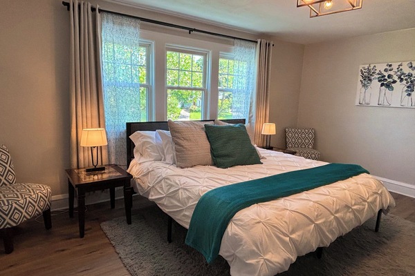 3 soverom, skrivebord, strykejern/-brett og reiseseng for barn