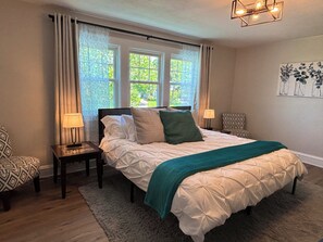 3 bedrooms, desk, iron/ironing board, travel cot - Park view ⁞ Porch swing ⁞ Game room ⁞ 2BA ⁞ Manchester Manor (Parma)