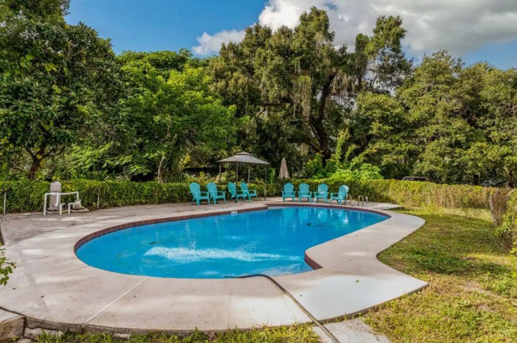 2Bed Pool home Walking to Bars, Restaurants