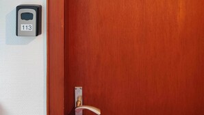 A wooden door with a numeric keypad lock and a doorbell. - Room in Guest Room - Single Room With Shared Bathroom and Kitchen (Forbach)