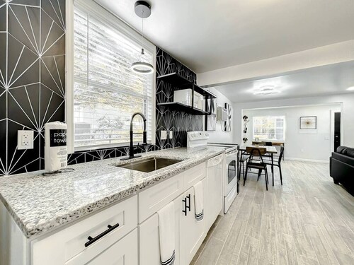 Family-Friendly 2BR • Wi-Fi + Pets • Near Disney