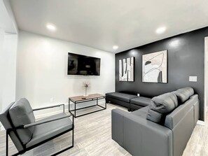 Smart TV, offices - Family-Friendly 2BR • Wi-Fi + Pets • Near Disney (Orlando)