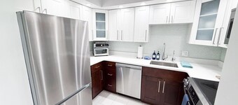 Steps to sand/2 King bedrooms/free laundry in unit