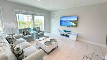 Smart TV, chimenea y videojuegos
