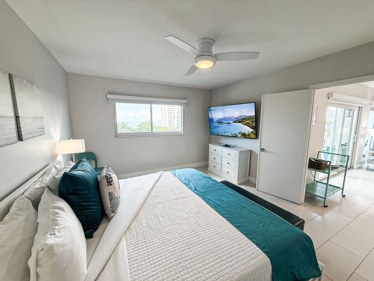 2 habitaciones, tabla de planchar con plancha y cuna de viaje 