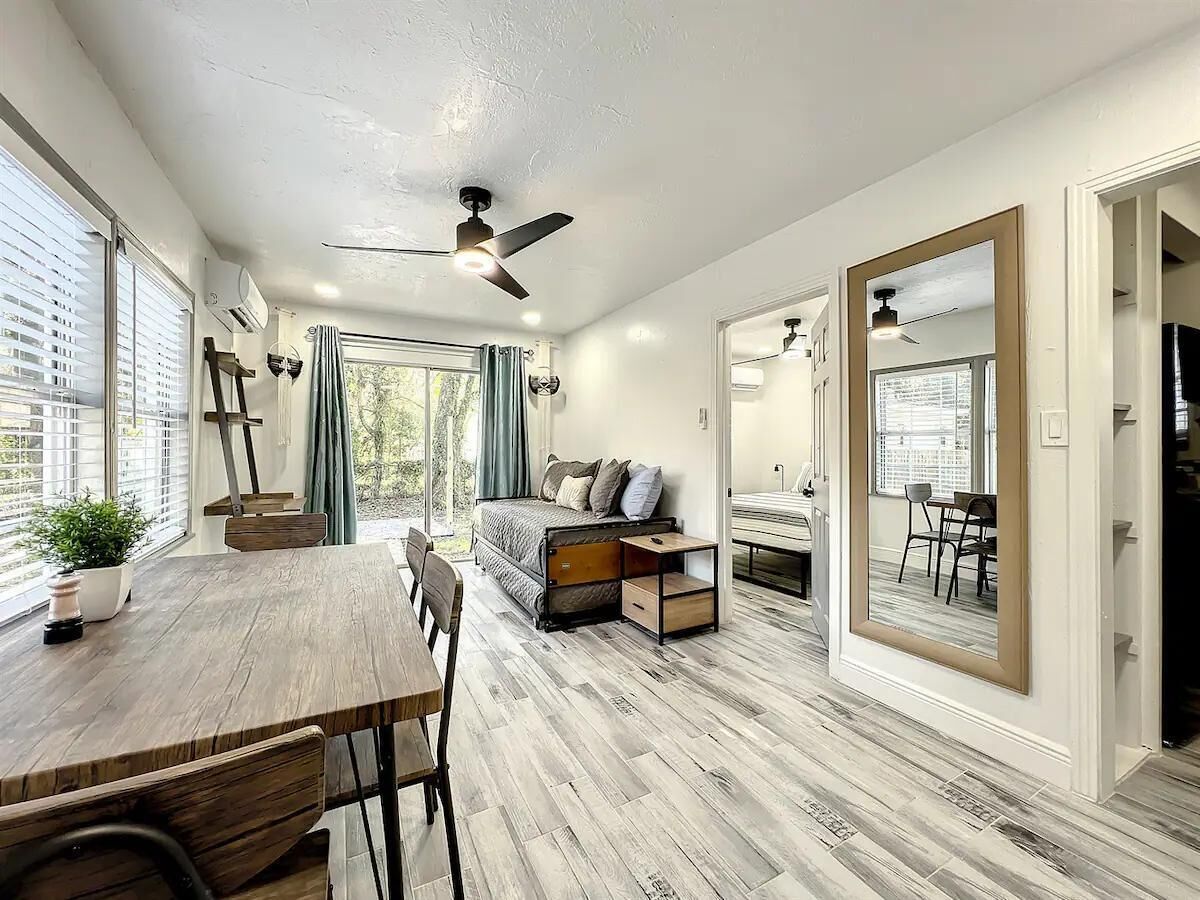 Private 1 Bed Apartment full kitchen - Renovated!
