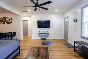 2 sovrum, skrivbord, strykjärn/strykbräda och gratis wi-fi