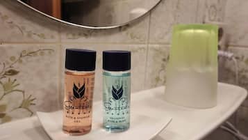 Room, 1 Bedroom, Smoking, Patio | Bathroom amenities