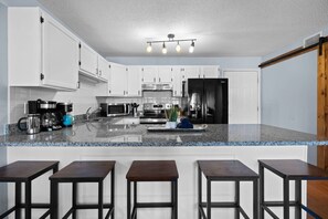 Réfrigérateur, four à micro-ondes, un four, surface de cuisson