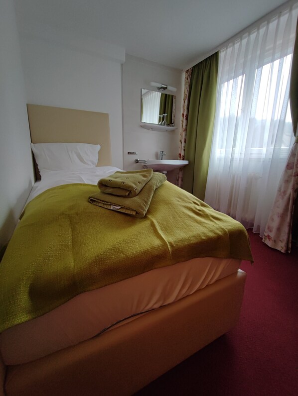 Room, 1 Bedroom, Smoking, Terrace | 1 bedroom - Room in Guest Room - Single Room With Shared Bathroom and Kitchen (Forbach)