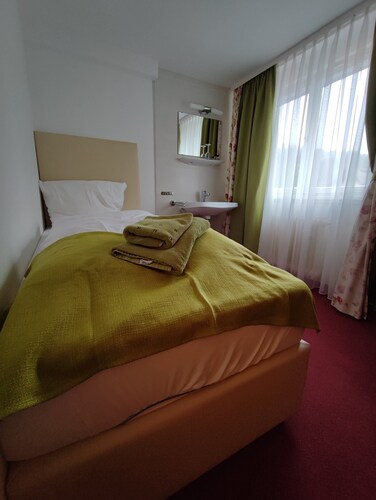 Room in Guest Room - Single Room With Shared Bathroom and Kitchen