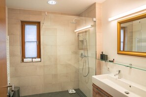 Douche, séchoir à cheveux, serviettes fournies, savon