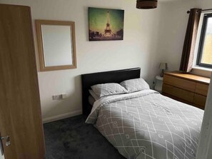 2 soverom, skrivebord, strykejern/-brett og wi-fi (inkludert)