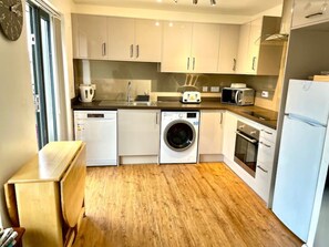 Kjøleskap, mikrobølgeovn, ovn og kokeplater