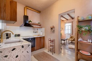 Minikjøleskap, ovn, oppvaskmaskin og brødrister