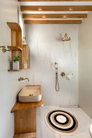 Design-Apartment | Badezimmer | Dusche, Designer-Toilettenartikel, Haartrockner, Hausschuhe
