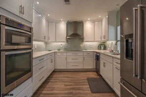 冰箱、微波炉、烤箱、炉灶