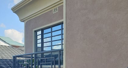 Cozy, spacious studio 100metres from Meru-maua highway. Only 3km from town.