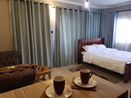 Cozy, spacious studio 100metres from Meru-maua highway. Only 3km from town.