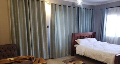 Cozy, spacious studio 100metres from Meru-maua highway. Only 3km from town.