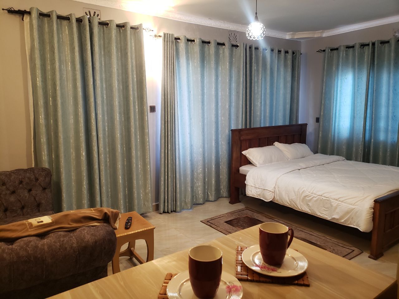 1 chambre, coffres-forts dans les chambres, fer et planche à repasser