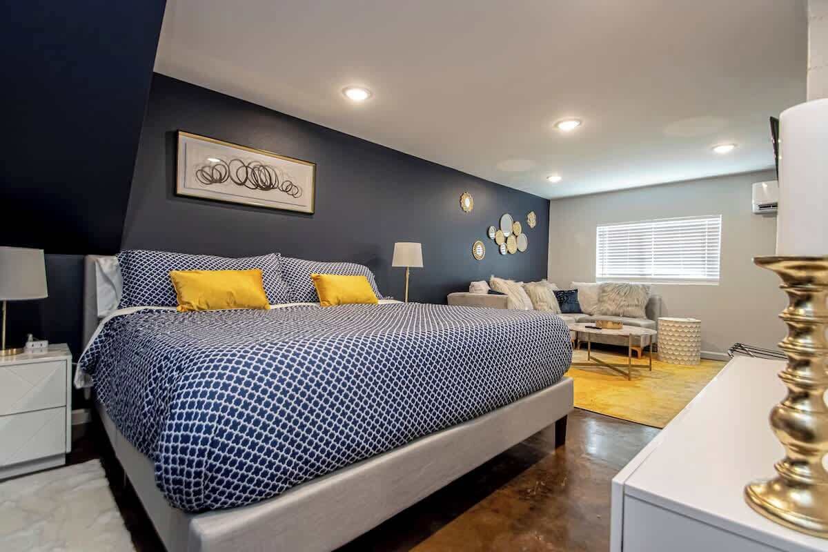 Skrivebord, strykejern/-brett, wi-fi (inkludert) og sengetøy