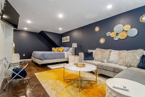 Stylish studio, steps to Oaklawn