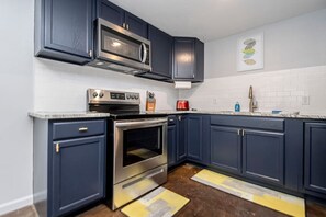 Køleskab, mikrobølgeovn, ovn, kogeplade