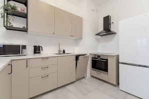 Réfrigérateur, micro-ondes, four, plaque de cuisson