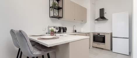 Frigorifero, microonde, forno, piano cottura