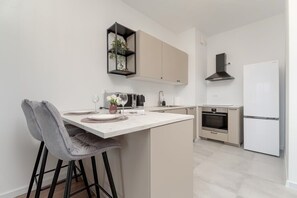 Réfrigérateur, micro-ondes, four, plaque de cuisson