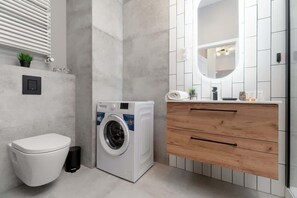Een douche, een haardroger, shampoo