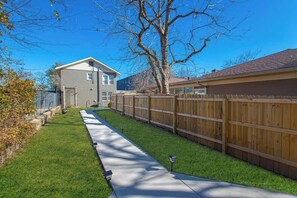 Property grounds - Stylish Studio, steps to Oaklawn (Hot Springs)