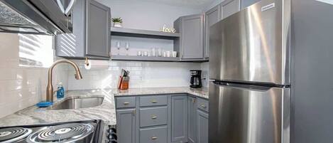 雪櫃、微波爐、焗爐、爐具