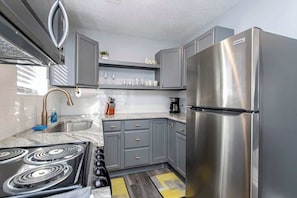 Fridge, microwave, oven, stovetop - Stylish Studio, steps to Oaklawn (Hot Springs)