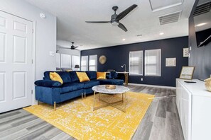 TV - Stylish Studio, steps to Oaklawn (Hot Springs)