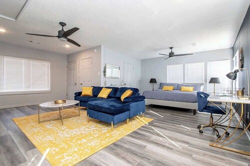 Stylish Studio, steps to Oaklawn