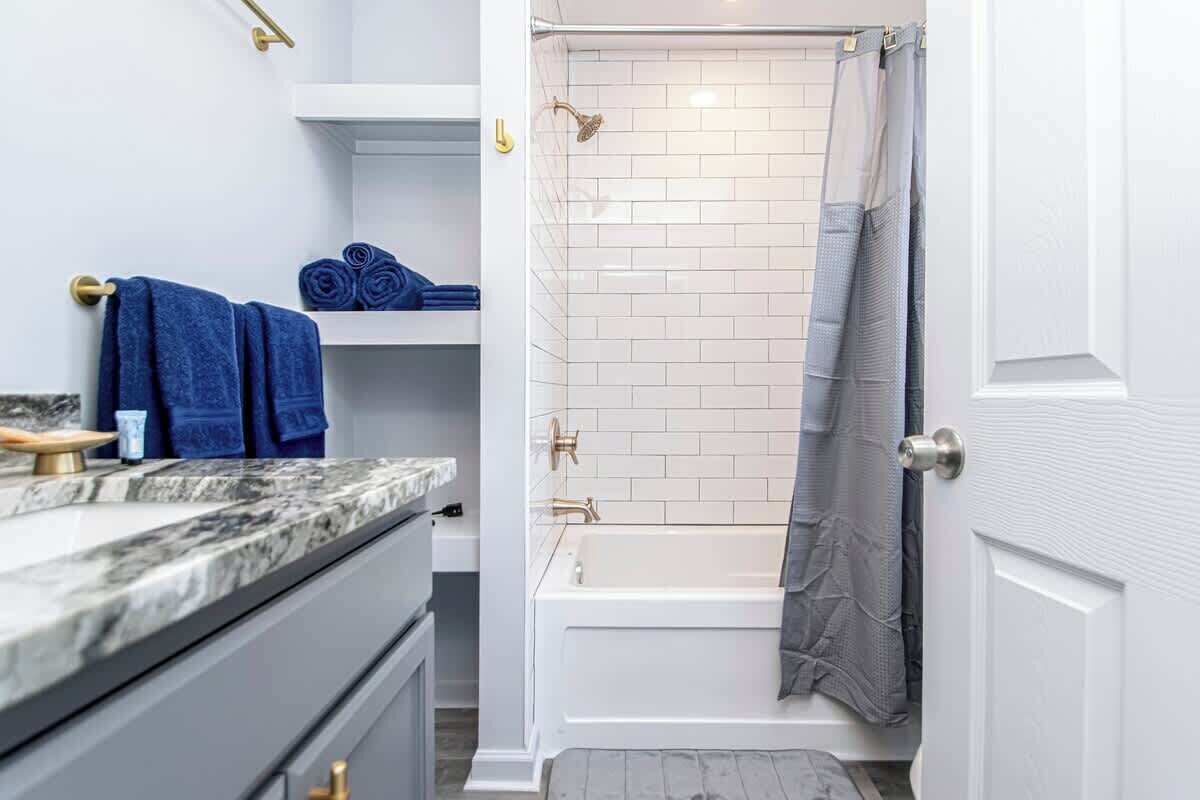 Een douche, een haardroger, handdoeken, shampoo