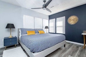 1 bedroom, desk, free WiFi, bed sheets - Stylish Studio, steps to Oaklawn (Hot Springs)