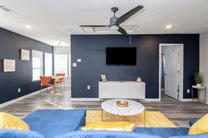 TV - Stylish Studio, steps to Oaklawn (Hot Springs)