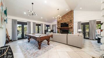 Smart-tv en een open haard