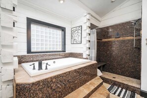 Dusche, Haartrockner, Handtücher, Shampoo