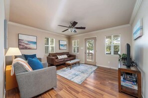 TV - The Cottage on Cape Catherine (Hot Springs)