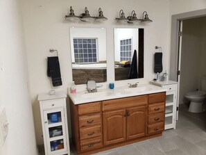 Towels, soap, shampoo, toilet paper - Big Beautiful Cabin amongst Towering Pines (Navasota)