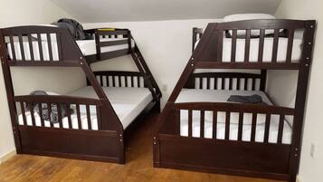 4 slaapkamers, een strijkplank/strijkijzer, internet, beddengoed