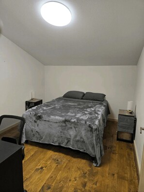 4 chambres, bureau, fer et planche à repasser, accès au Wi-Fi (inclus)