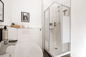 Hair dryer, soap, shampoo, toilet paper - 25qm *Design WOW Studio* | City | Ruhig | Hbf 100m (Krefeld)